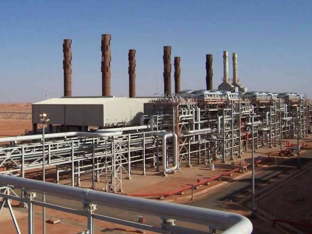 Algeria launches a key oilfield development project